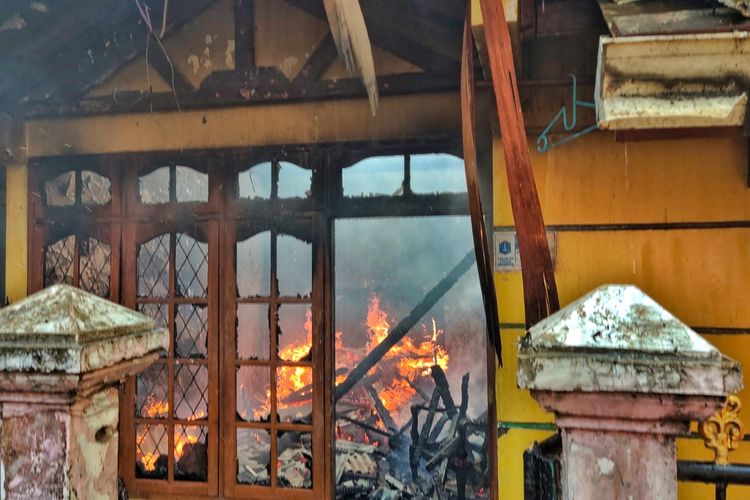 Sebuah rumah tinggal di Jalan Cipinang Muara, RT 003 RW 005 Kelurahan Cipinang Muara, Kecamatan Jatinegara, Jakarta Timur, dilanda kebakaran, Kamis (14/7/2022).