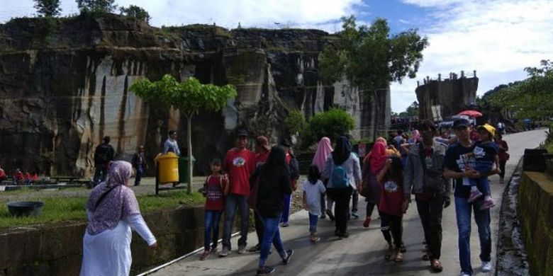 Suasana Wisata Tebing Breksi, Sambirejo, Sleman, DI Yogyakarta, Jumat (16/2/2018). 