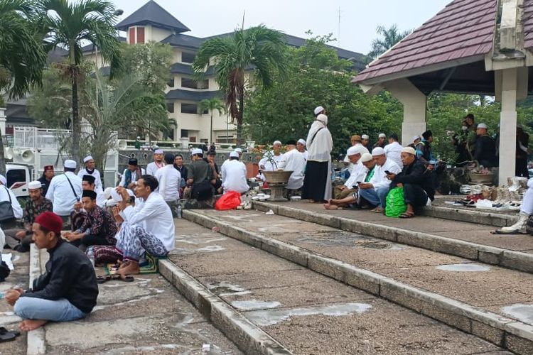 Massa yang memadati area Masjid Agung At-Tin Taman Mini Indonesia Indah (TMII) Jakarta Timur, Jumat (2/11/2022). Ribuan orang memenuhi area Masjid Agung At-Tin untuk mengikuti reuni 212.