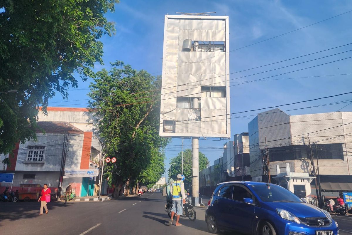 Material Papan Reklame di Kota Pasuruan Terkelupas Ancam Pengguna Jalan
