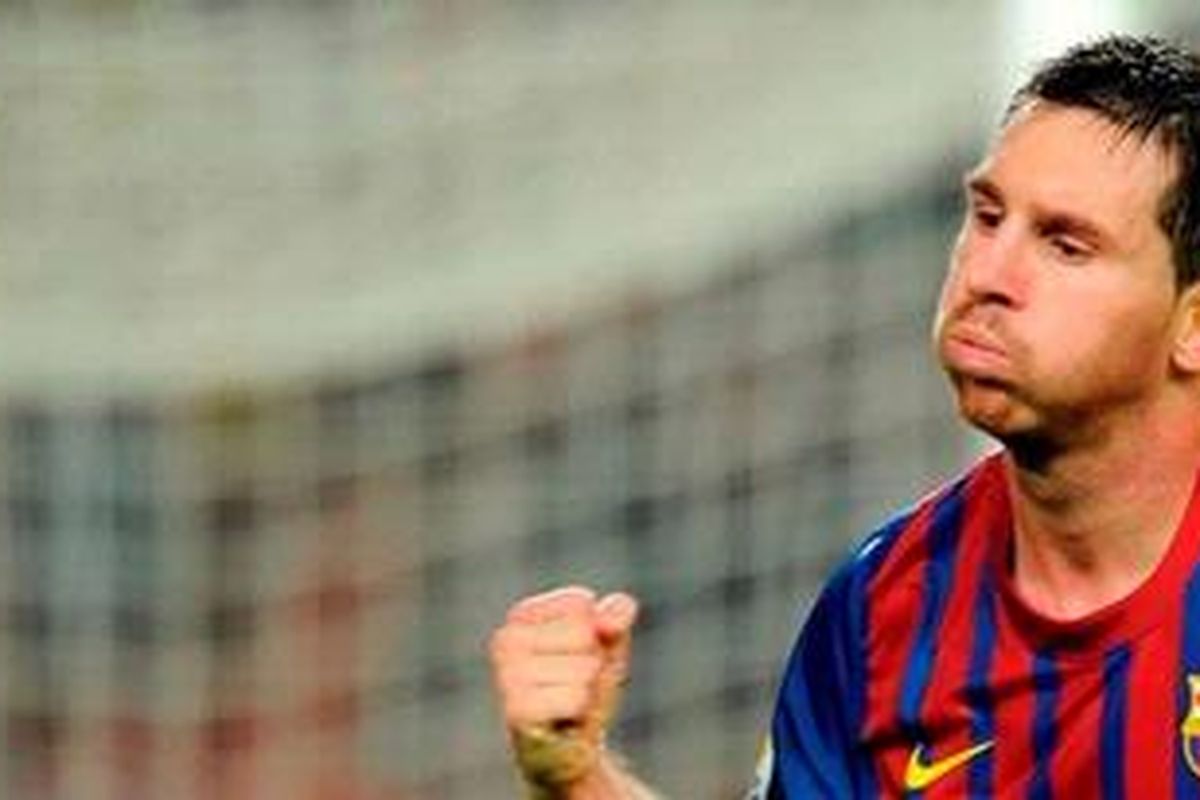 Striker Barcelona, Lionel Messi, merayakan golnya saat timnya membantai Atletico Madrid 5-0, Sabtu atau Minggu (25/9/2011) dini hari WIB. Dia kini sementara memimpin daftar top skorer Liga BBVA dengan 8 gol.