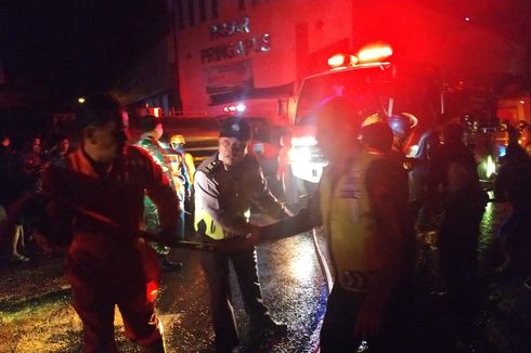 Minimarket Kurnia Terbakar, Seorang Pegawai Pingsan Terkepung Asap