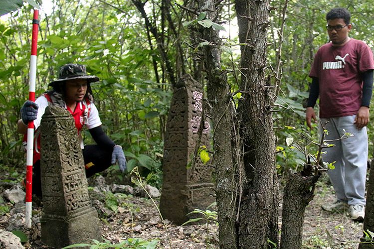 arkeolog asal Aceh dan Malaysia melakukan penelitian terhadap sejumlah batu nisan yang berada di dilokasi Kerajaan Lamuri, di kawasan perbukitan Kreung Raya,  Desa Lamreh, Kecamatan Masjid Raya , Kabupaten Aceh Besar. Selasa (13/03/18).   Menurut eskripsi bahasa arab yang berada dibatu nisan itu merupakan makam Malek Zailal Abidin dan Malek Jawaluddin yang diduga sebagai pejabat kerajaan Lamuri 144 Masehi, abad ke 15. Selasa (13/03/18).