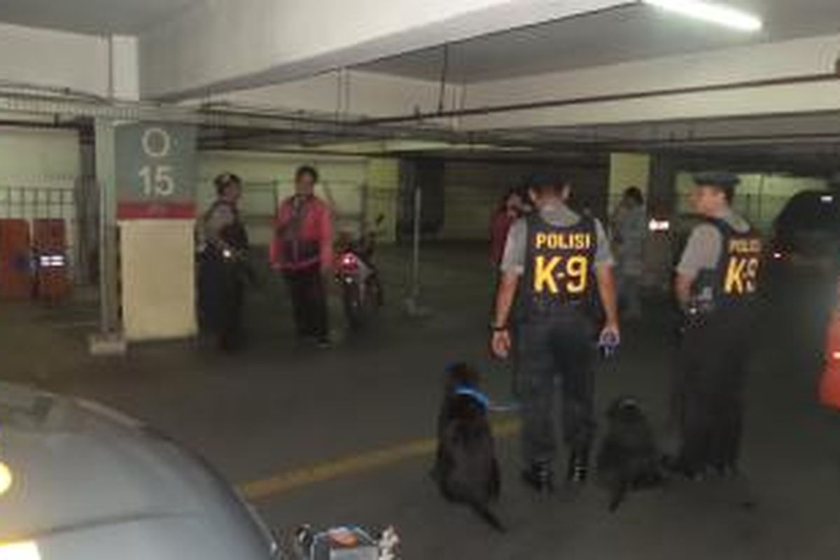 Sejumlah anggota polisi dengan anjing pelacak yang disiagakan di ITC Depok, pasca penemuan sebuah paket diduga bom di lantai dasar pusat perbelanjaan tersebut, Senin (23/2/2015)