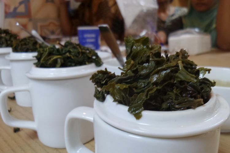 Menyeduh beragam jenis daun teh.