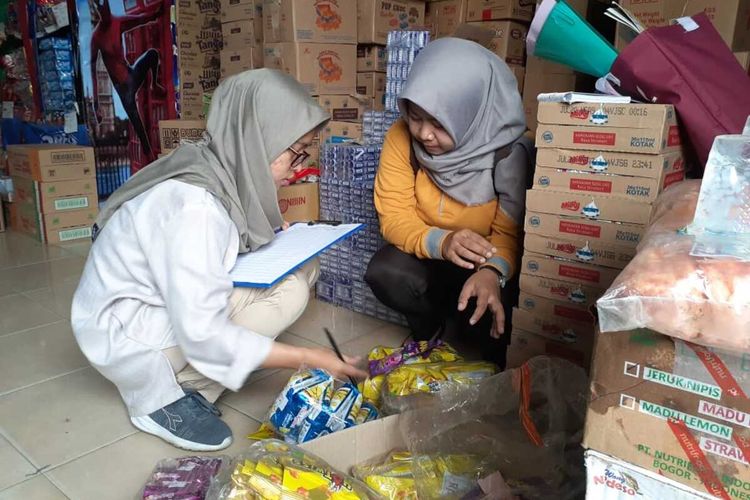 Petugas Loka POM Banyumas bersama instansi terkait mengecek makanan dan minuman di salah satu distributor di Purbalingga, Jawa Tengah, Jumat (13/12/2019).