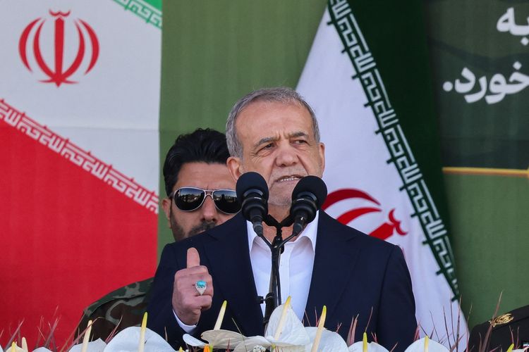 Presiden Iran Masoud Pezeshkian saat berpidato dalam perayaan hari jadi militer di Teheran, 18 April 2025.