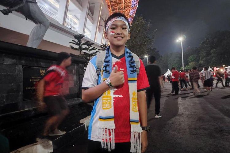 Jalu (13), penonton laga Indonesia vs Argentina di Stadion Utama Gelora Bung Karno (GBK) ini datang dari Solo bersama sang ibu, untuk menyaksikan Tim Garuda Muda bertanding, Senin (19/6/2023)