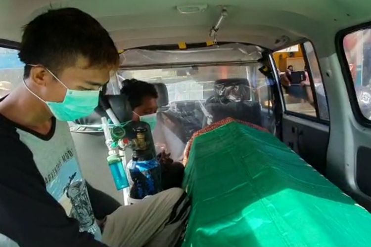 Pembeli di Pasar Maron, Probolinggo, Jawa Timur dihukum duduk di kursi mobil jenazah. 