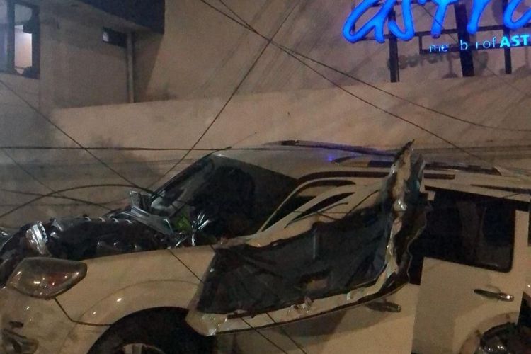 Sebuah mobil Ford Everest bernomor polisi B 1996 OGZ mengalami kecelakaan tunggal di Jalan  Raya Kapten Tendean, Mampang, Jakarta Selatan, Minggu (18/9/2022) dini hari.