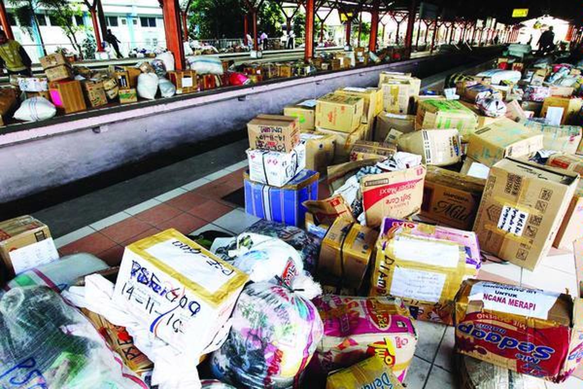 Ratusan kardus dari para dermawan yang berisi barang kebutuhan bagi pengungsi karena letusan Gunung Merapi masih menumpuk di Stasiun Tugu, Yogyakarta, Senin (15/11). Tidak jelasnya alamat pengiriman menjadi penyebab barang itu hingga saat ini tidak dapat didistribusikan kepada yang membutuhkan.