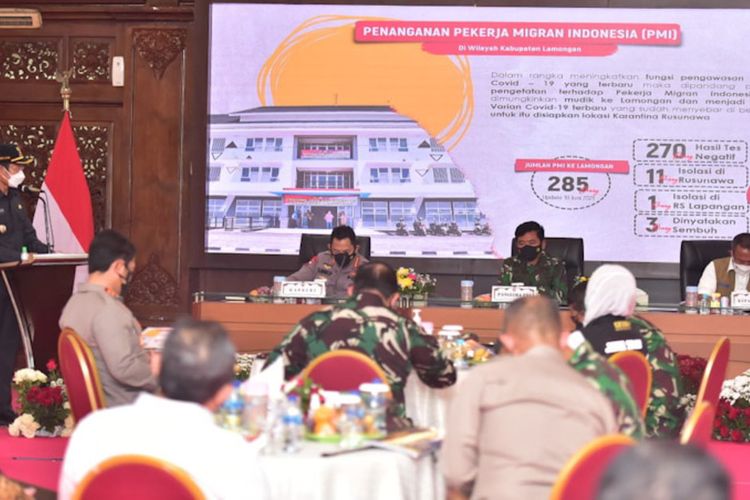 Bupati Lamongan Yuhronur Efendi (kiri) saat memberikan paparan kepada Panglima TNI Marsekal Hadi Cahyanto, Kapolri Jenderal Listyo Sigit Prabowo, dan kepala BNPB Letjen Ganip Warsito.