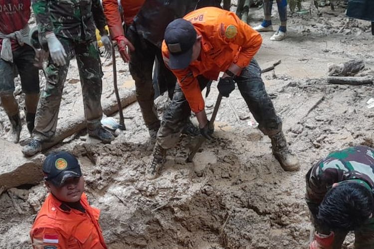 Tim SAR mengevakuasi warga yang tertimbun longsor di Solok Selatan, Rabu (3/1/2024)