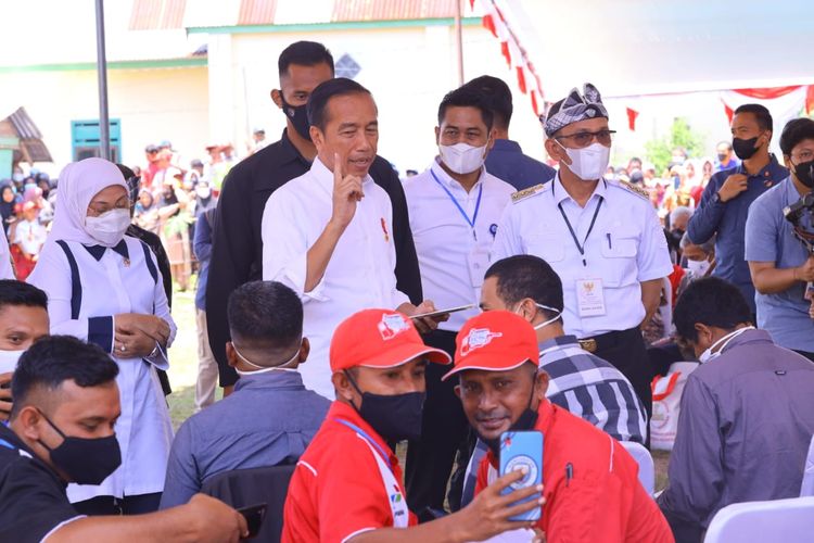 Presiden Joko Widodo (Jokowi) menyaksikan penyerahan bantuan subsidi upah (BSU) tahun 2022 di Kota Baubau, Sulawesi Tenggara Selasa (27/9/2022). 