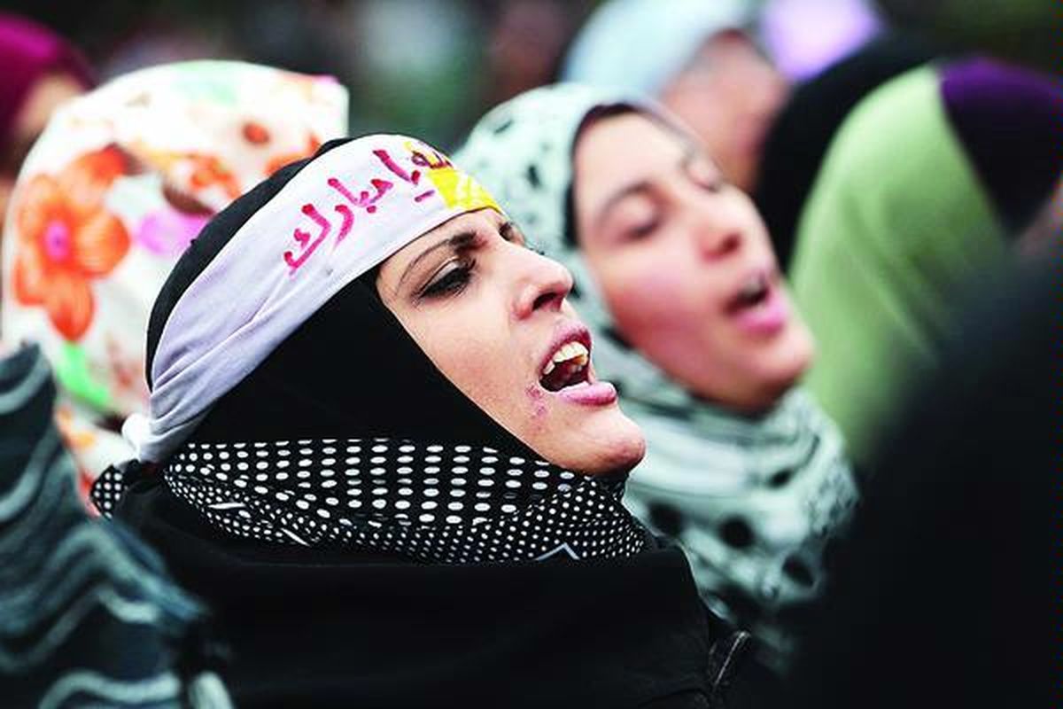 Para pengunjuk rasa Mesir menuntut mundurnya Presiden Mesir Hosni Mubarak di Alun-alun Tahrir, Sabtu (5/2). Aksi massa yang mencapai ratusan ribu orang ini sempat menghentikan berbagai sendi kehidupan di Mesir, termasuk pendidikan.