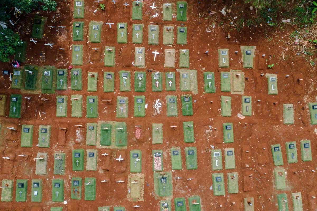 Foto udara pemakaman yang diperuntukkan untuk pasien dengan protokol COVID-19 di TPU Pondok Ranggon, Jakarta Timur, Minggu (31/5/2020). Jumlah kasus positif COVID-19 di Jakarta mencapai 7.272 pasien per Minggu (31/5/2020), dengan rincian 2.102 orang dinyatakan telah sembuh dan 520 orang meninggal dunia.