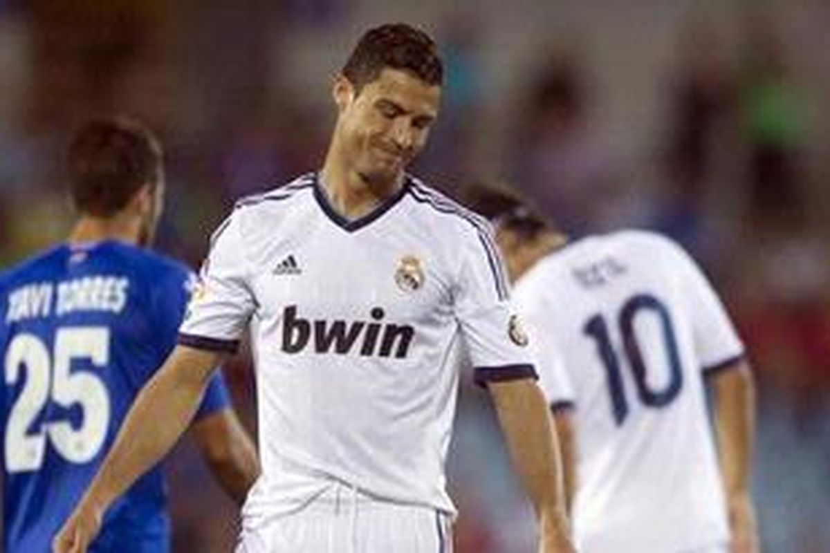 Pemain Real Madrid, Cristiano Ronaldo, kecewa karena gagal menyelamatkan timnya dari kekalahan saat melawan Getafe. Madrid menyerah 1-2 dari Getafe di Coliseum Alfonso Perez, Minggu (26/8/2012).