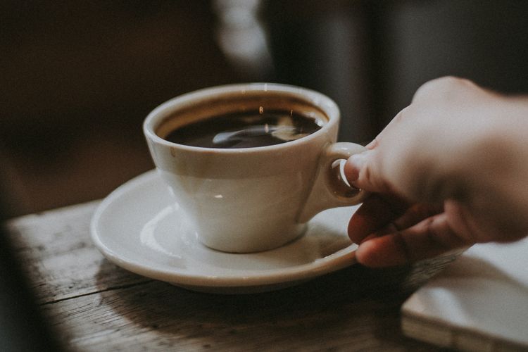 Kafein juga bisa berpotensi memperparah batuk, sebaiknya dihindari.