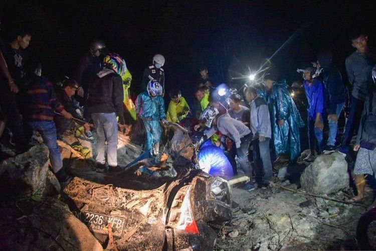 Pihak kepolisian tengah mengevakuasi korban longsor di jalur Medan-Berastagi, Kecatan Sibolangit, Kabupaten Deli Serdang, Sumatra Utara, Sabtu (23/10/2021) malam. 