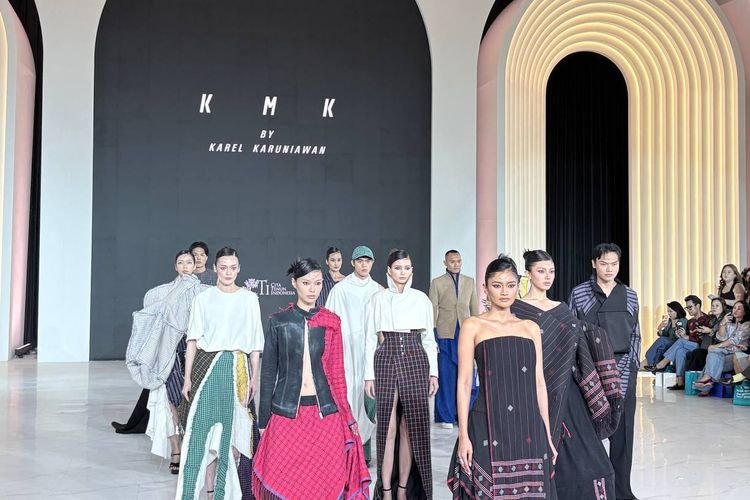KMK Padukan Tenun Baduy dengan Memori Masa Kecil di Runway Fashion Nation