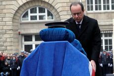 Presiden Perancis Pimpin Upacara Pemakaman 3 Anggota Polisi