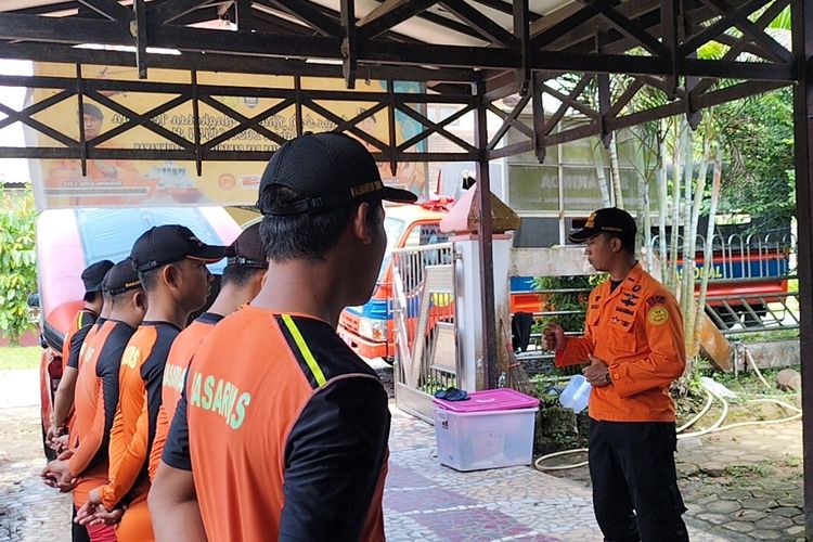 Tim SAR lakukan persiapan pencarian korban tenggelam saat perbaiki baling-baling kapal di Samarinda