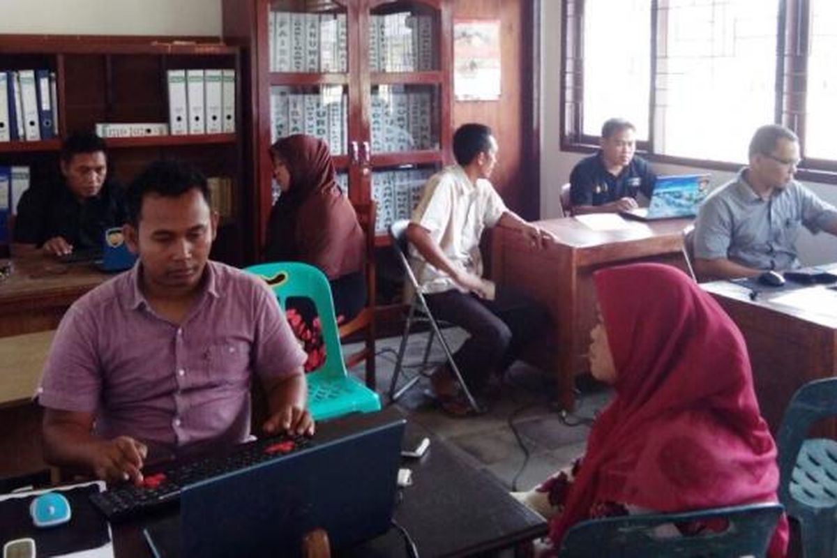 Penyidik dari Polres Aceh Timur memeriksa sembilan saksi dalam kasus dua kali coblos di Aula Kantor Camat Nurussalam, Aceh Timur, Jumat (24/2/2017)