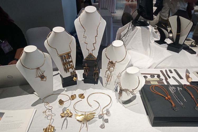 Merek asal Bandung, Lievik Atelier, mengeksplorasi pamor keris ke dalam beberapa produk perhiasan melalui proses penempaan.