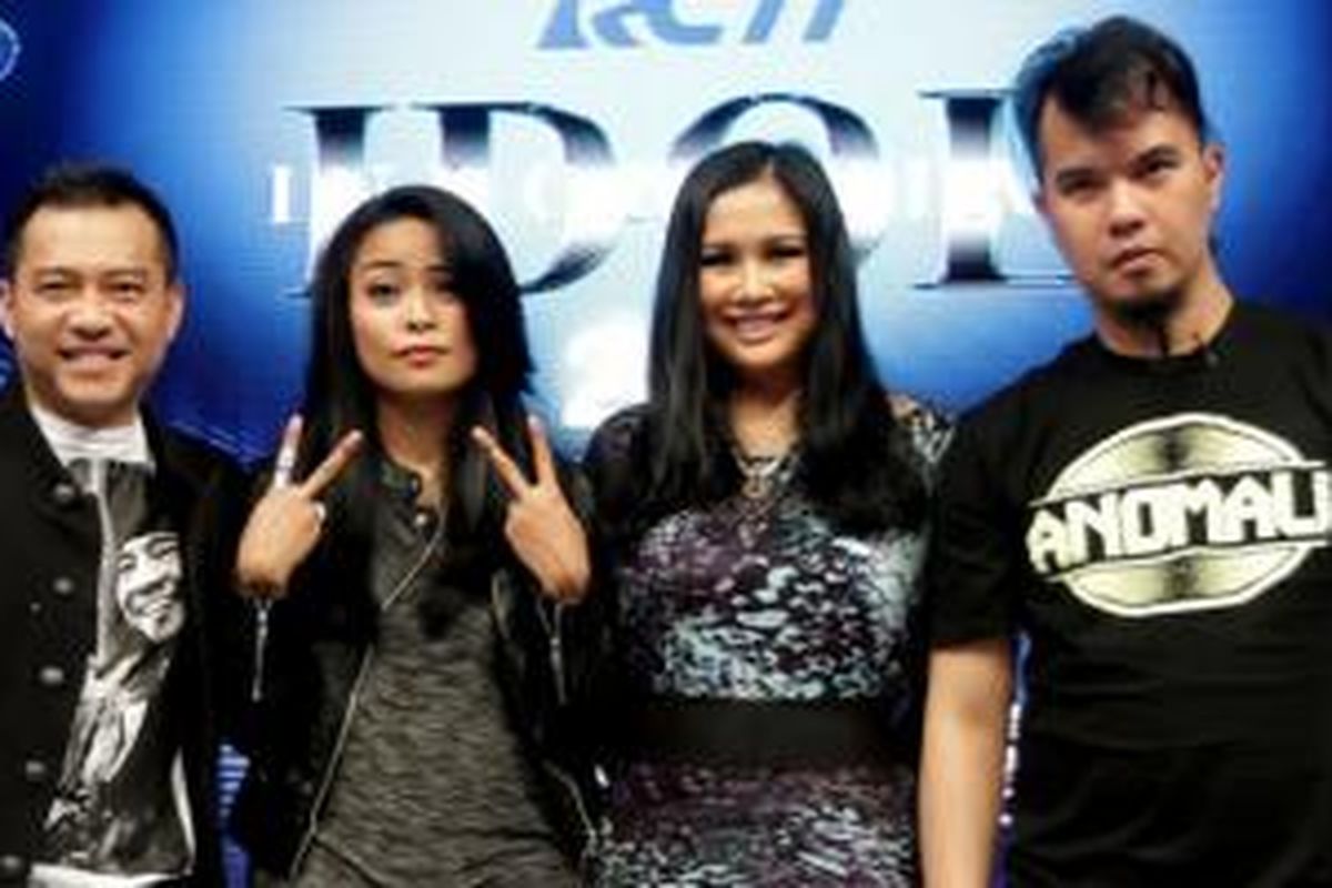 Dewan Juri Indonesian Idol 2014, (dari kiri ke kanan) Anang Hermansyah, Tantri KotaK, Titi DJ, dan Ahmad Dhani hadir dalam jumpa pers menjelang perhelatan Indonesian Idol 2014, di Studio 8 RCTI, Kebon Jeruk, Jakarta Barat, Rabu (18/12/2013). Kontes nyanyi yang telah sampai pada tahun ke-10 penyelenggaraannya tersebut akan mulai digelar pada 27 Desember 2013 dengan mengambil tema A Decade of Dream.