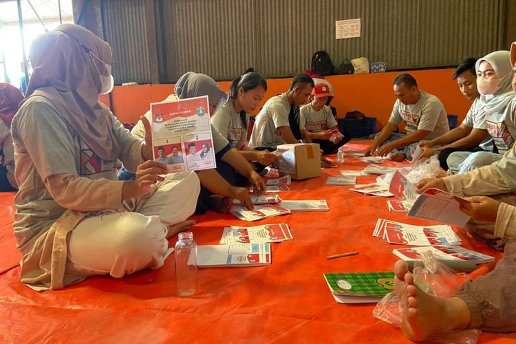 Petugas sortir dan pelipat suara di Gudang KPU PONorogo. Pemilihan Umum KPU Ponorogo, R Gaguk Ika Prayitna. KPU Ponorogo temukan puluhan surat suara Pilkada Bupati dan Wakil Bupati Ponorogo tahun 2024 mengalami kerusakan, robek serta tidak simetris. KPU telah melaporkan puluhan surat suara yang rusak ke KPU Provinsi Jawa Timur.
