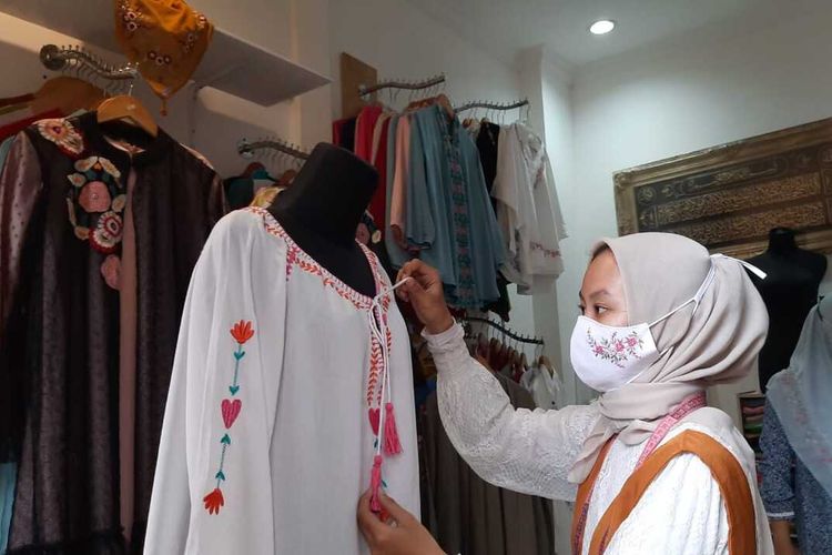 Pakaian dengan motif sulam dan rajut hasil produksi Almira Handmade, Kota Malang, Jumat (30/4/2021).