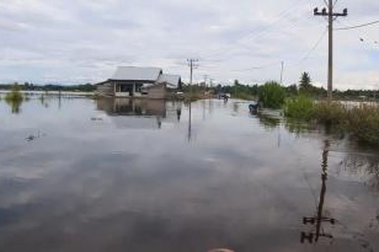 Luasan banjir melanda Desa Pange, Kecamatan Samatiga, Kabupaten Aceh Barat. Hujan lebat sejak senin malam, membuat 39 desa di sebelas Kabupaten di Aceh Barat dilanda banjir, dengan ketinggian air yang bervariasi mulai dari 50cm hingga 100cm.