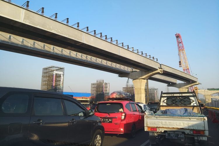 Kemacetan di ruas Tol Jakarta-Cikampek, Senin (10/6/2019).