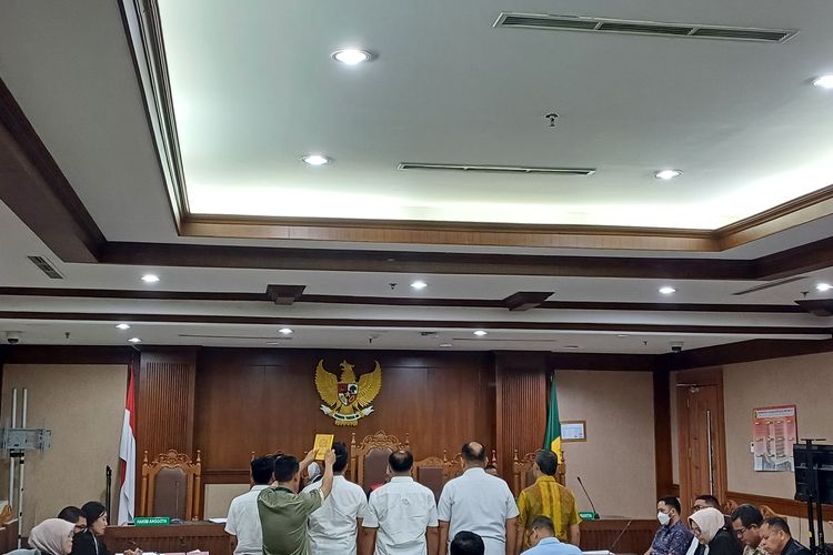 Diduga Tilap Uang Korban Investasi Bodong, Jaksa Azam Sesenggukan Minta Maaf ke Kajari Jakbar