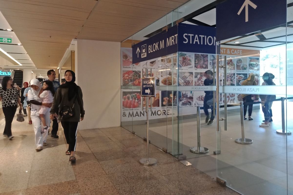 Pintu ke stasiun MRT yang terletak di dalam Blok M Plaza.