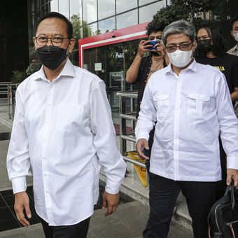 Kepala Otorita Ibu Kota Negara (IKN) Nusantara, Bambang Susantono (kiri) berjalan bersama Wakil Kepala Otorita IKN Dhony Rahajoe (kanan) usai melakukan pertemuan di gedung KPK, Jakarta, Senin (21/3/2022). Kepala Otorita IKN melakukan konsultasi untuk memastikan tata kelola IKN berlangsung dengan baik.