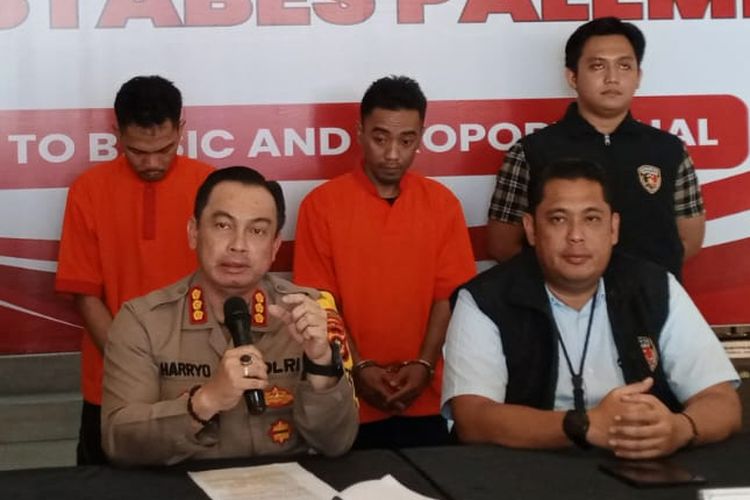 Polrestabes Palembang saat menghadirkan dua pelaku kejahatan phising yang berhasil menguras rekening para korban mencapai ratusan juta rupiah.