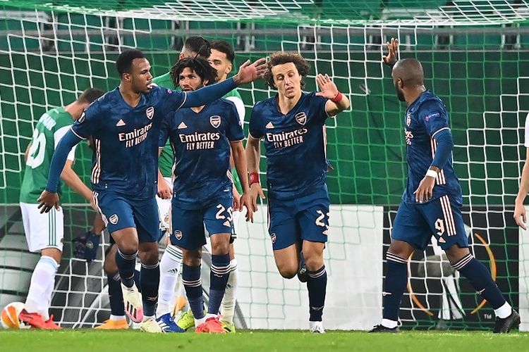 Bek Arsenal David Luiz (kedua dari kanan) merayakan gol bersama rekan satu timnya selama pertandingan Grup B Liga Europa antara Rapid Vienna vs Arsenal di Vienna, Austria, pada 22 Oktober 2020.