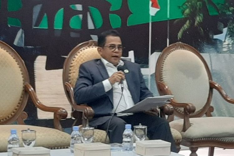 Sekretaris Jenderal DPR Indra Iskandad memberikan keterangan pers mengenai pengadaan gorden untum rumah jabatan anggota DPR di Kompleks Parlemen, Jakarta, Senin (28/3/2022).