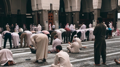 Sholat Berjamaah Dimulai, Bolehkah Menyelesaikan Sholat Sunnah?