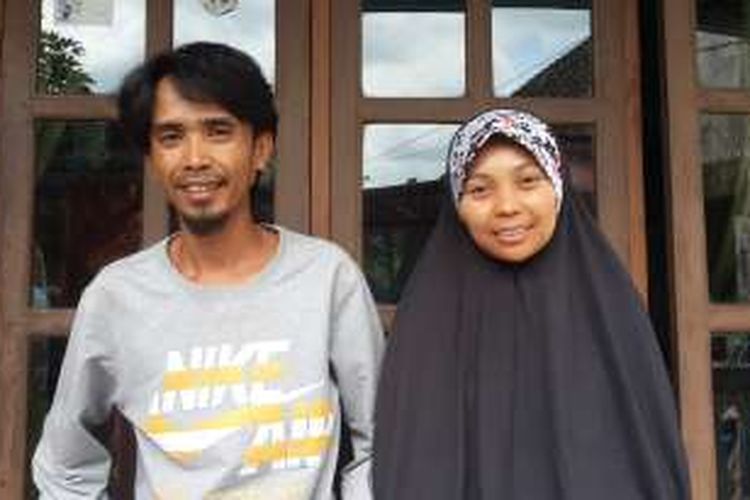 Hakam Mabruri (34) dan istrinya, Rofingatul Islamiah (34) saat ditemui di rumahnya di Desa Gading RT 17 RW 4 Bululawang, Kabupaten Malang, Selasa (6/12/2016)