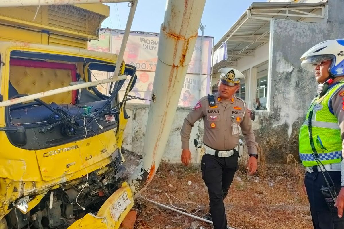 Truk terlihat kecelakaan hingga menewaskan tiga orang. 