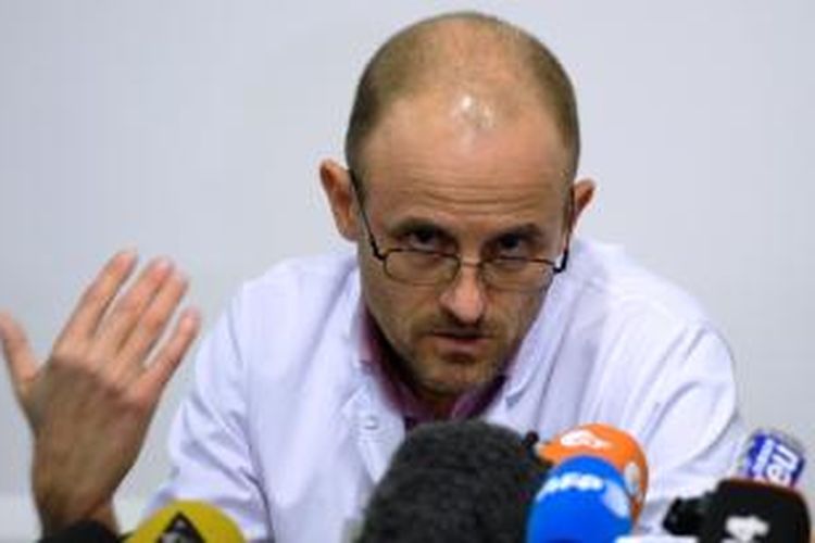 Dokter bedah otak Professor Jean-Francois Payen berbicara dalam sebuah konferensi pers mengenai status kesehatan Michael Schumacher, Selasa (31/12/2013). 