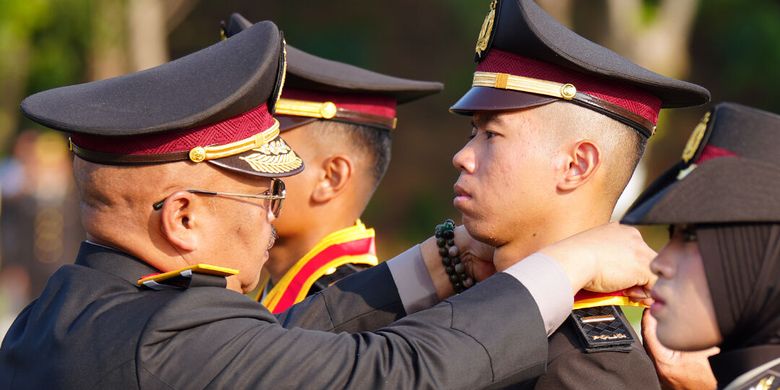 Ilustrasi polisi lulusan SIPSS. Lulusan SIPSS Polri dapat angkat apa dan gaji berapa?