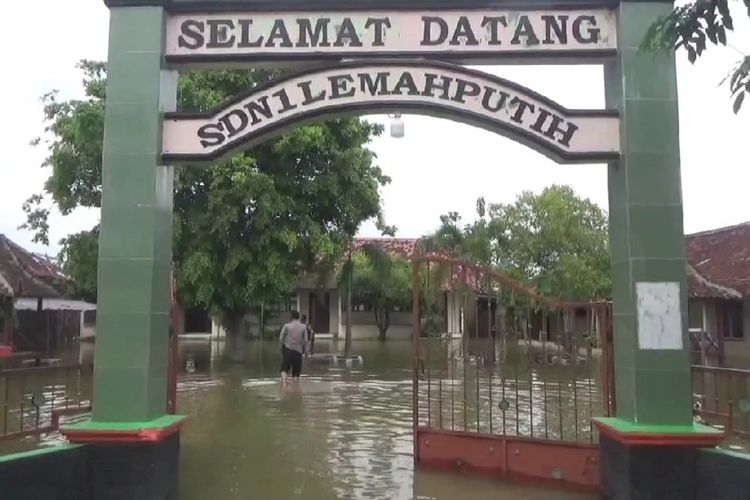 Kegiatan belajar mengajar SDN 1 Lemah Putih, Kecamatan Brati, Kabupaten Grobogan, Jawa Tengah terpaksa dialihkan secara daring menyusul bangunannya masih terendam banjir, Selasa (3/1/2023).