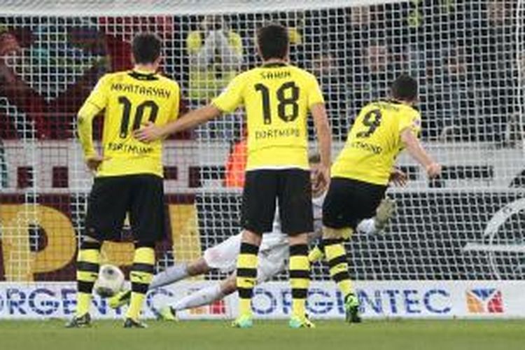 Eksekusi penalti yang dilakukan penyerang Borussia Dortmund Robert Lewandowski, berhasil memperdayai kiper Mainz Loris Karius. Dortmund menang 3-1 atas Mainz pada pertandingan lanjutan Bundesliga yang berlangsung di Coface Arena, Mainz, Sabtu (30/11/2013).