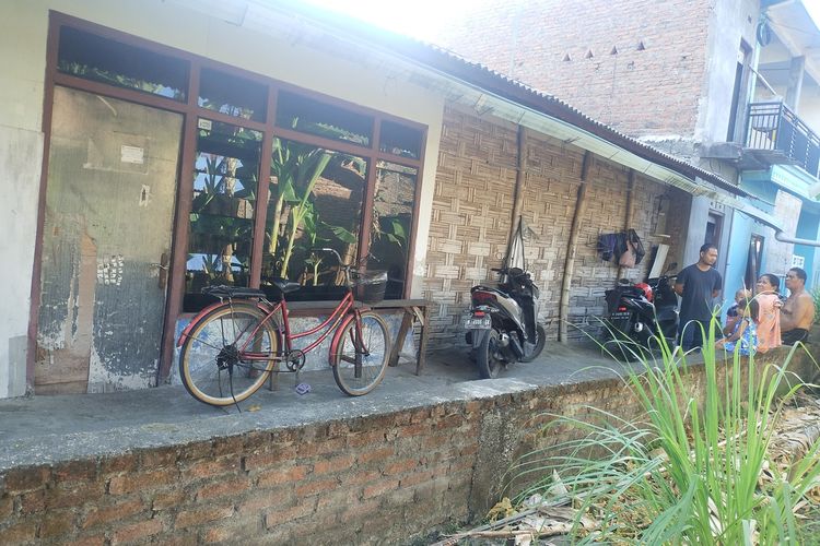 Rumah LM dan S terlihat bangunan tua dan masih menggunakan tembok rajut bambu.