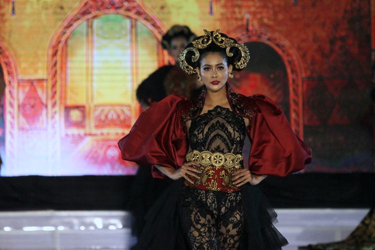Putri Indonesia 2017 Bunga Jelitha Ibrani dalam pagelaran 30 Tahun Anne Avantie Berkarir “Tjerita Tjinta” di Palembang Fashion Week 2020 yang digelar di Palembang Sport and Convention Center, Palembang Icon, Sumatera Selatan, Minggu (8/3/2020).