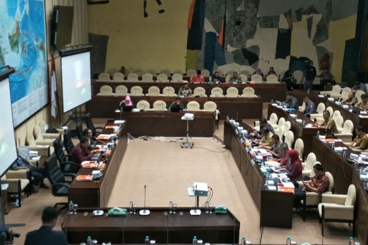 Suasana rapat dengar pendapat antara Komisi II dengan pemerintah, KPU dan Bawaslu terkait putusan MK soal verifikasi faktual dalam UU pemilu, di ruang rapat fraksi Komisi II, Kompleks Parlemen, Senayan, Jakarta, Senin (15/1/2018).