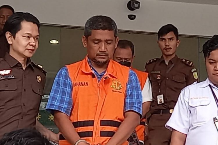 Kedua tersangka korupsi pembangunan jembatan di Kabupaten Kepulauan Meranti, Riau, saat digiring petugas Kejati Riau menuju Rutan Pekanbaru, Senin (17/7/2023).